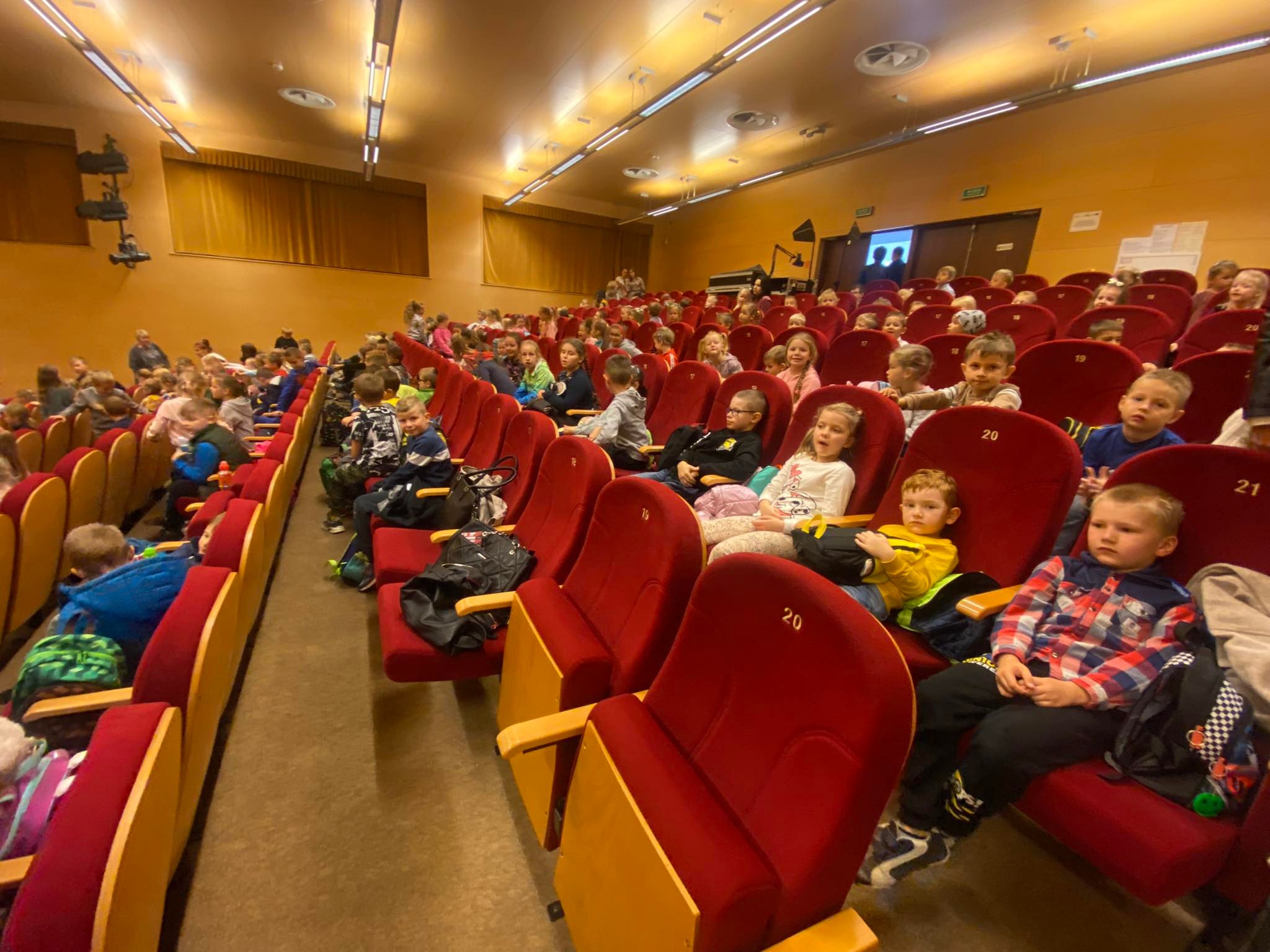 Dzieci z klas młodszych i przedszkola na przedstawieniu Dzieci z klas młodszych i przedszkola na przedstawieniu